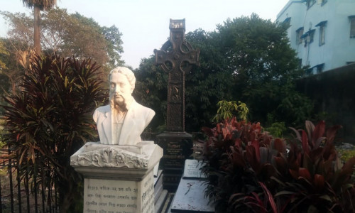 ঘুরে আসুন মধুসূদন দত্তের সমাধিসৌধ থেকে