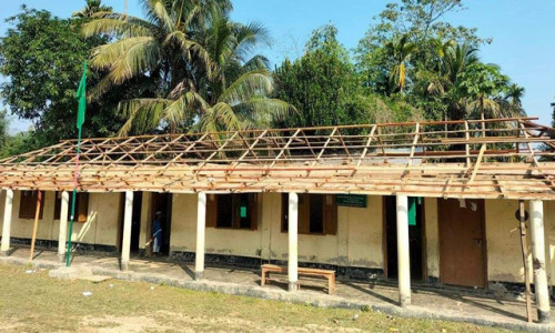 দীঘিনালায় ছাউনি বিহীন ক্লাশে চলছে পাঠদান