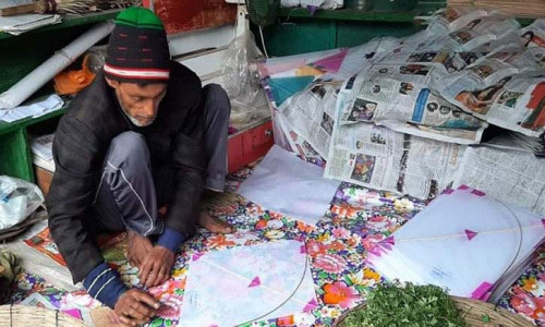 শীতকালে ঘুড়িতে মেতেছে শিশু-কিশোর