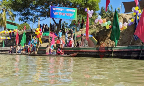 এক টাকায় সব মেলে ভাসমান বাজারে