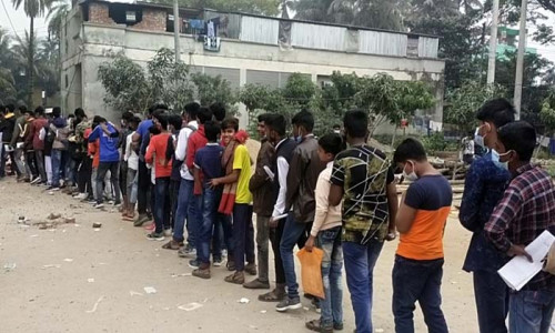 বাগেরহাটে করোনা শনাক্তের হার ৫০ শতাংশ, টিকা নিতে শিক্ষার্থীদের ভীড়