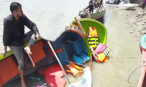কাপ্তাই হ্রদে অল্পের জন্য বেঁচে গেলেন ১৩ যাত্রী