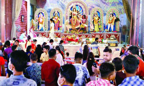 মণ্ডপে মণ্ডপে বেজে উঠেছে বিদায়ের সুর