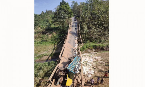 সেতু ভেঙ্গে ট্রাক ঝিরিতে, বান্দরবান-রুমা উপজেলা সড়ক যোগাযোগ বন্ধ