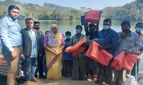 কাপ্তাইয়ে জেলেদের মাঝে শীতবস্ত্র ও শুকনা খাবার বিতরণ