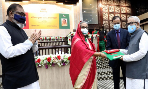 গুণীজনদের হাতে স্বাধীনতা পদক তুলে দিলেন প্রধানমন্ত্রী