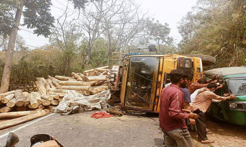 খাগড়াছড়িতে ট্রাক উল্টে পর্যটকদের ভোগান্তি
