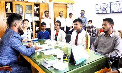 শিক্ষার্থীরা পেল এক দিনের জন্য বিদ্যালয়ের দায়িত্ব