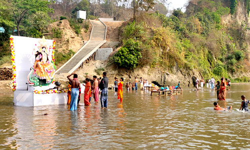 আজ বান্দরবানে গঙ্গা পূজা ও বারুনী স্নান অনুষ্ঠিত