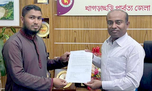 খাগড়াছড়ি জেলা প্রশাসকের নিকট জেলা খাদ্য নিয়ন্ত্রকের বিরুদ্ধে স্মারকলিপি