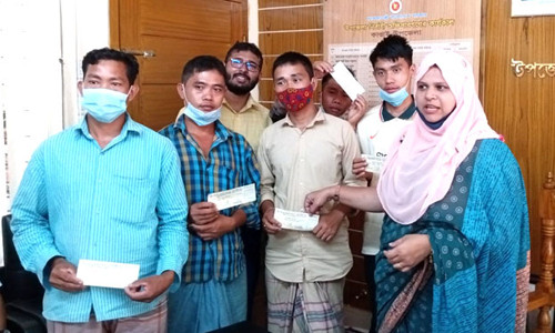 কাপ্তাইয়ে ঋণের টাকা পেল ৫ কৃষক