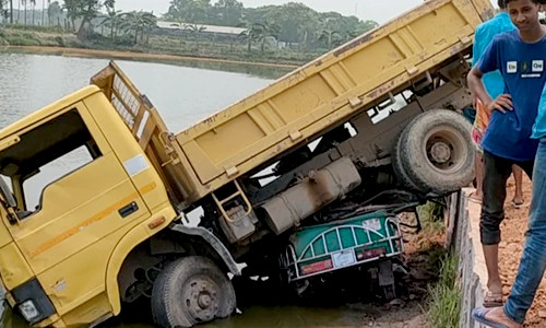 ভালুকায় ড্রাম ট্রাকের চাপায় নিহত ২  আহত ৪  জন