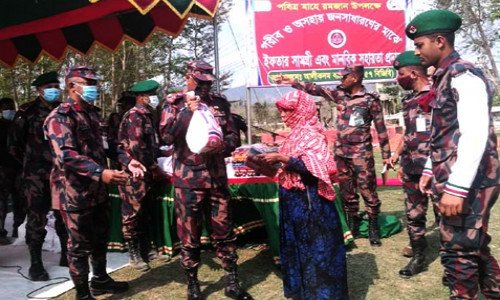 আলীকদমে বস্ত্র ও ইফতার সামগ্রী বিতরণ করেছে বিজিবি-৫৭