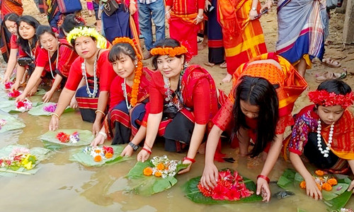 আজ কাপ্তাই হ্রদে ফুল ভাসিয়ে বৈসাবি উৎসব শুরু