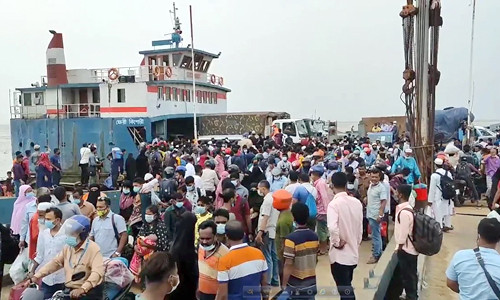 বাংলাবাজার-শিমুলিয়া নৌরুটে যাত্রীদের অতিরিক্ত ভিড়