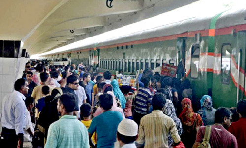 কমলাপুর রেল স্টেশনে পড়েছে ঈদ যাত্রীদের ঢল