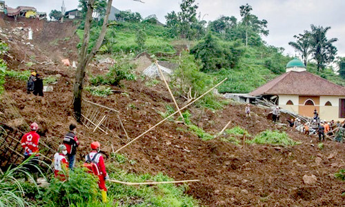 ইন্দোনেশিয়ায় অবৈধ স্বর্ণ খনিতে দুর্ঘটনায় ১২ নারী শ্রমিকের মৃত্যু