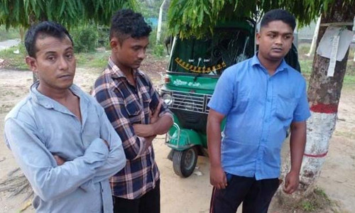 কাপ্তাইয়ে অটোরিক্সায় কাঠসহ ৩ পাচারকারী আটক