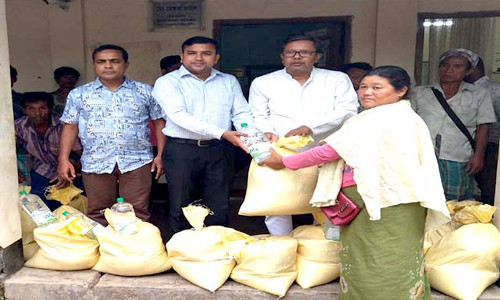 শেষ পর্যন্ত ত্রাণ গ্রহণ সেই তিন পাড়ার ৩৬ পরিবার