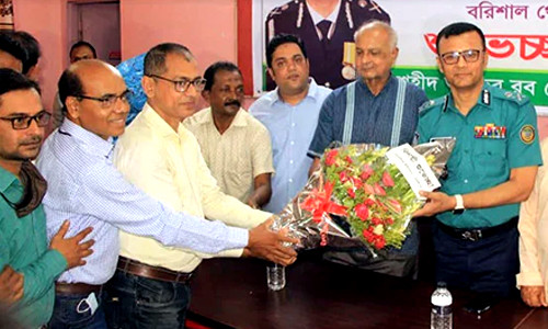 বরিশালের বিদায়ী পুলিশ কমিশনারকে সংবর্ধনা প্রদান
