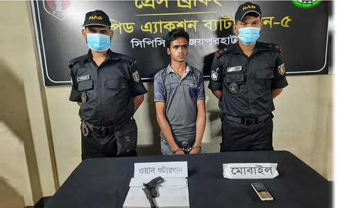 জয়পুরহাটে অস্ত্র ব্যবসায়ী গ্রেফতার