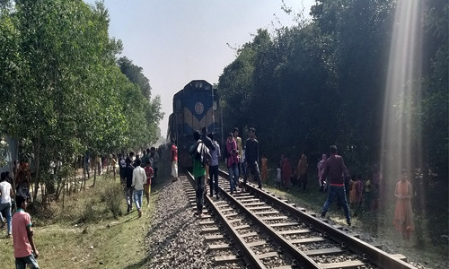 ট্রেনের ধাক্কায় নিহত ৩