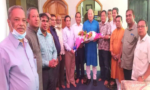 দীপংকরকে ফুলেল শুভেচ্ছা জানালেন নিখিল