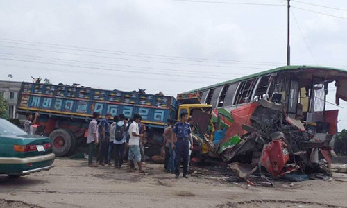 সাভারে বাস ও ট্রাকের ত্রিমুখী সংঘর্ষে নিহত ৪