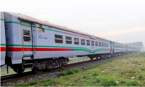 রাজশাহী স্টেশনে দাঁড়িয়ে থাকা সাগরদাড়ি এক্সপ্রেসে আগুন