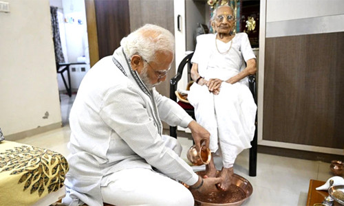 মায়ের শততম জন্মদিনে পা ধুয়ে দিয়েছেন মোদি, নিছেন আর্শীবাদ