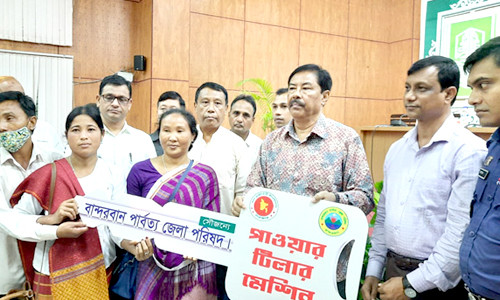 বান্দরবান পার্বত্য জেলা পরিষদের পক্ষ থেকে ফলগাছের চারা ও কৃষি যন্ত্রপাতি বিতরণ