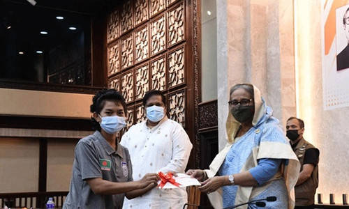 শিরোপাজয়ী দুই দলকে প্রধানমন্ত্রীর সংবর্ধনা ও অর্থ পুরষ্কার
