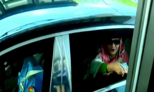 পদ্মা সেতুতে টোল দিচ্ছেন প্রধানমন্ত্রী