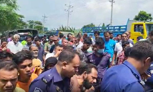 দিন দুপুরে প্রকাশ্যে ব্যবসায়ীকে গুলি ও কুপিয়ে হত্যা
