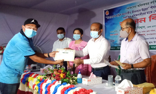 খাগড়াছড়িতে প্রান্তিক জনগোষ্ঠির জীবনমান উন্নয়নে অনুদান বিতরণ