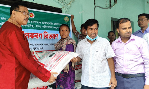 বান্দরবান মৎস্য চাষীদের মধ্যে ভাসমান খাদ্য তৈ‌রির মে‌শিন বিতরণ