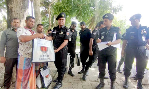 সুন্দরবনের আত্মসমর্পণকারী বনদস্যুদের ঈদ উপহার দিয়েছে র‌্যাব
