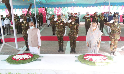 সন্তানদের নিয়ে পিতার সমাধিসৌধে শ্রদ্ধা নিবেদন করেছেন প্রধানমন্ত্রী
