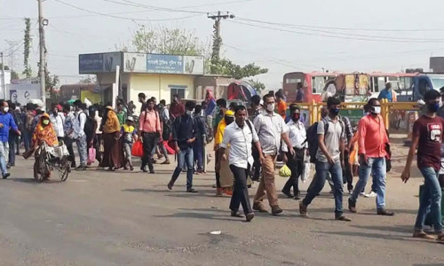 রাজধানীতে গণপরিবহন সংকট, যাত্রীদের দুর্ভোগ