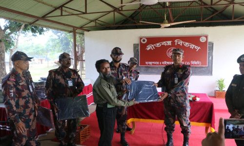 নাইক্ষ্যংছড়ি জোন কর্তৃক গ্রাম প্রতিরক্ষা বাহিনী সদস্যদের শীতবস্ত্র বিতরণ