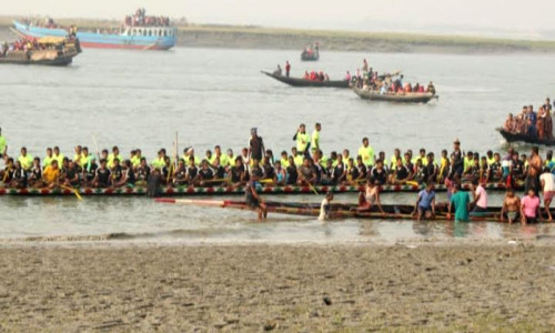 খুলনার কয়রায় গ্রাম বাংলার ঐতিহ্য নৌকা বাইচ প্রতিযোগিতা