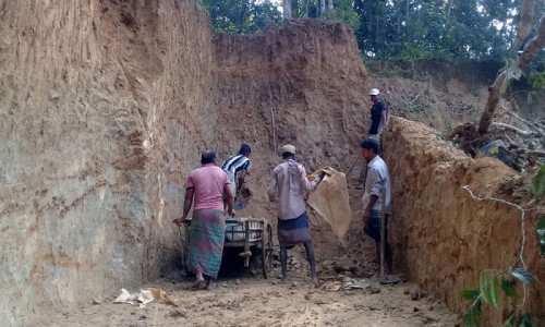 পার্বত্যাঞ্চলে উন্নয়নের নামে ব্যক্তি স্বার্থ চলছে পাহাড় কাটার মহোৎসব