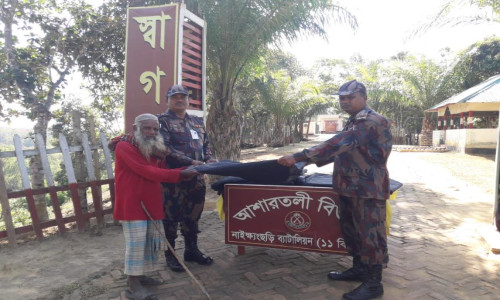 নাইক্ষ্যংছড়ি ১১ বিজিবি উদ্যোগে শীতার্ত মানুষের মাঝে শীতবস্ত্র বিতরণ