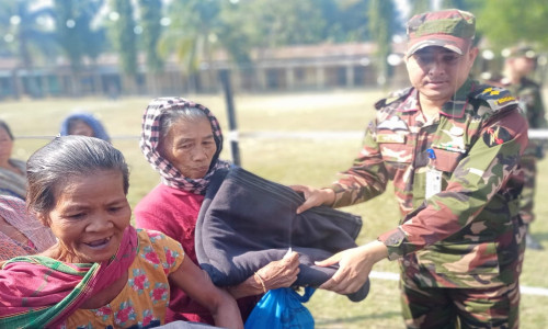 দীঘিনালায় সেনাবাহিনীর উদ্যোগে শীতার্তদের মাঝে কম্বল বিতরণ