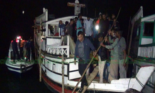 কাপ্তাই হ্রদের ডুবোচরে আটকে পড়া ১৭৫ পর্যটককে উদ্ধার করলো পুলিশ