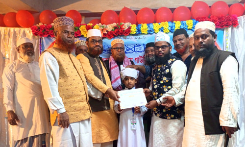 পাক পাঞ্জাতন (রা:) প্রা: হাফেজিয়া মাদ্রাসা ও এতিমখানার ছাত্রদের পাগড়ি প্রদান