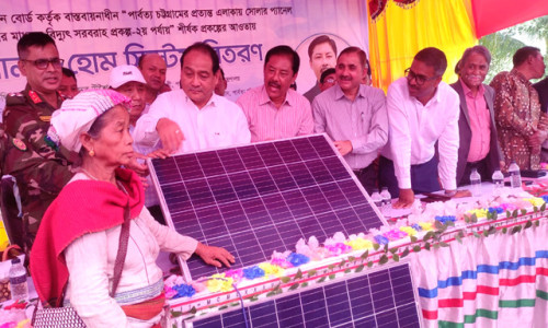 রাঙামাটিতে সোলার হোম সিস্টেম বিতরণ করলেন পার্বত্য মন্ত্রী