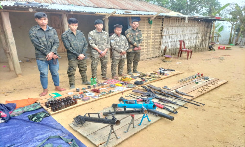 বিপুল পরিমাণ আগয়াস্ত্র ও গোলাবারুদসহ ৫ সন্ত্রাসী আটক