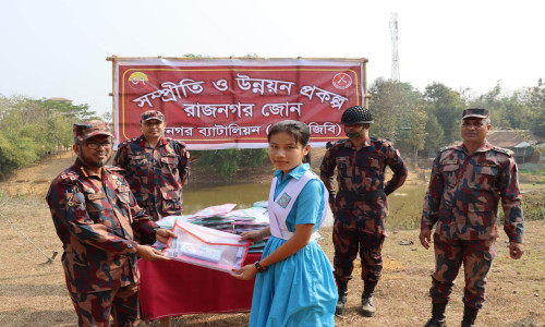 লংগদুতে বিভিন্ন উপকরণ দিয়ে অসহায় দুস্থদের পাশে ৩৭ বিজিবি