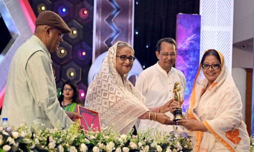 বিজয়ীদের হাতে জাতীয় চলচ্চিত্র পুরস্কার তুলে দিলেন প্রধানমন্ত্রী